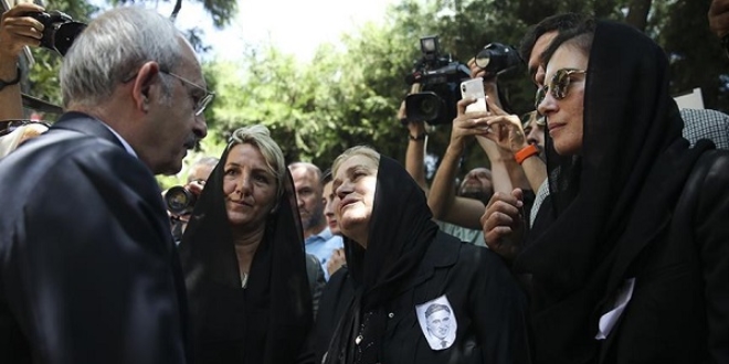 Kılıçdaroğlu İstanbul'da cenaze törenine katıldı