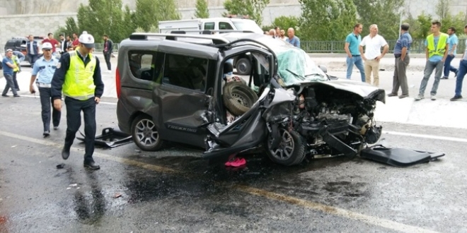 Gümüşhane'de iki otomobil çarpıştı: 7 yaralı