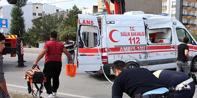Hasta tayan ambulansla otomobil arpt: 2 yaral