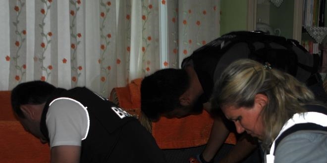 Polis memurları kaçak silah ticaretinden gözaltına alındı
