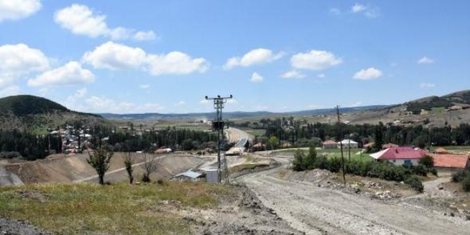 Hızlı tren yolu köyü ikiye böldü