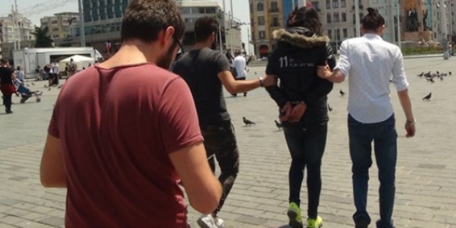 Taksim'de yaz ortasnda klk mont giyen pheliye gzalt