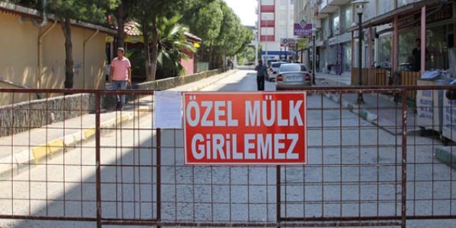 'Tapulu arazim' dedi, yolu trafiğe kapattı!