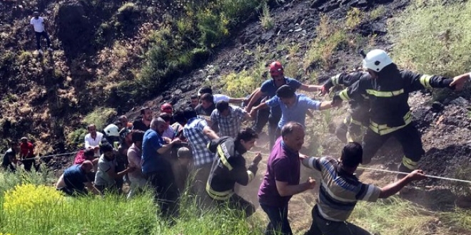 Erzurum'da askeri zırhlı araç şarampole devrildi: 2 asker yaralı
