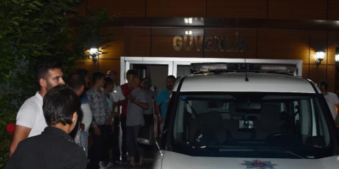 Taciz şüphelisini linçten polis kurtardı