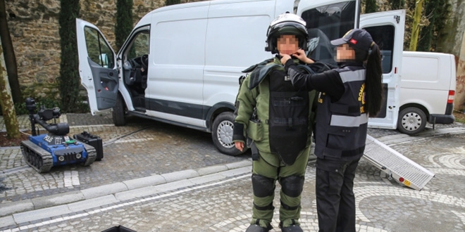 Bomba imha uzmanı kadınlar hemcinslerine örnek oluyor