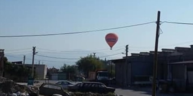 Sıcak hava balonu rüzgara kapıldı, şehir merkezine inmek zorunda kaldı