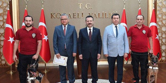 Başarı belgelerini dedektör köpeklerle birlikte aldılar