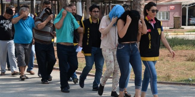 Kılıktan kılığa giren polisler fuhuş çetesini çökertti