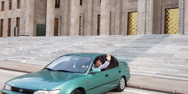 HDP'li vekil, 90'larn unutulmaz arabasyla Meclis'e geldi