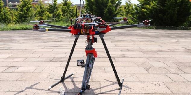 Üniversite öğrencileri robot kollu drone geliştirdi