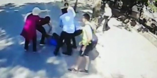 Durak harici yolcu alamadığı için otobüsü taşladılar