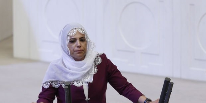 HDP'li vekil, beyaz tülbentle yemin etti