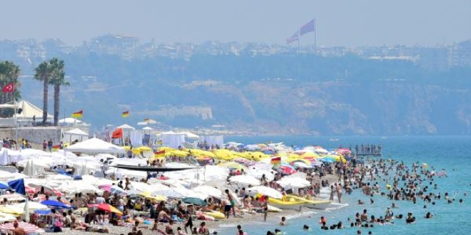 Antalya'da sıcaklık düştü nem arttı