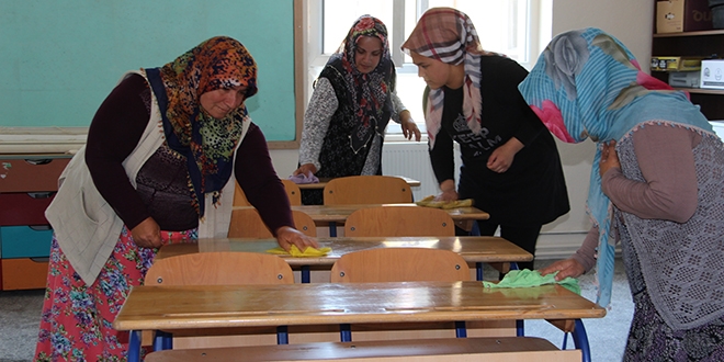 Öğrenci velileri, çocukları için köy okulunu yeniledi