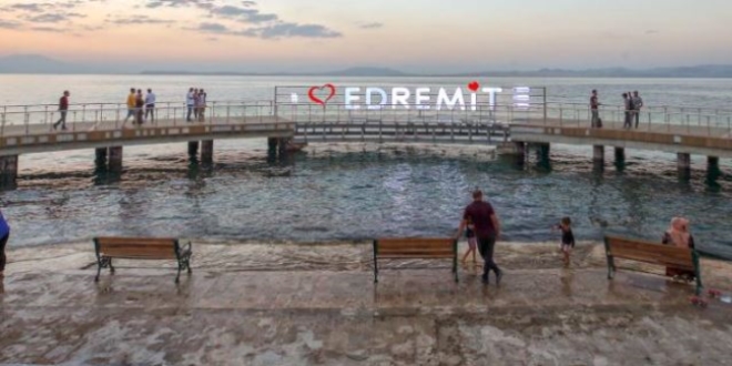 �ehresi de�i�en Edremit bat� sahillerini aratm�yor