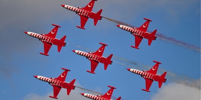 Türk Yıldızları'ndan Yalvaç'ta nefes kesen gösteri