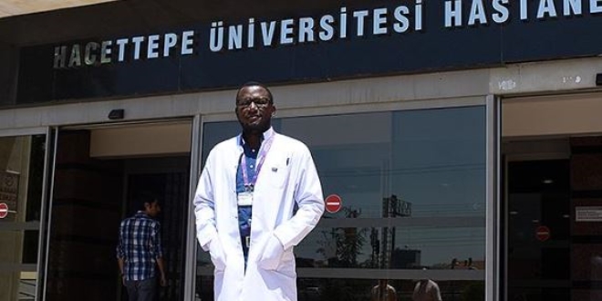 Gambiyalı doktor eğitim aldığı Hacettepe'de şifa dağıtıyor