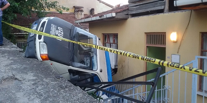 Yoku� a�a�� kayan kamyonet eve girdi: 10 yaral�