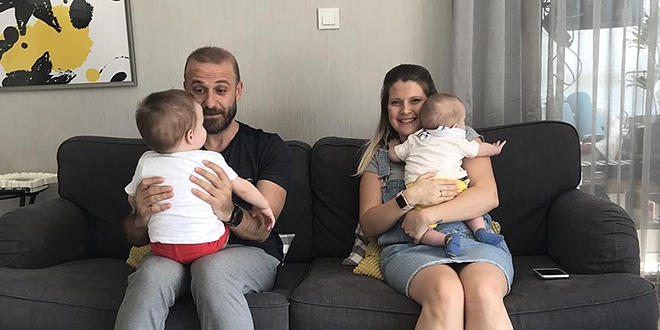 Kardeş bebeklere kol kanat gerdiler