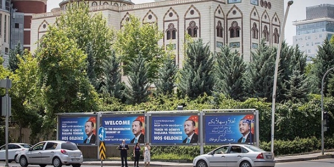 Cumhurba�kanl��� T�reni'ne kat�lacak yabanc� konuklar i�in �zel billboard