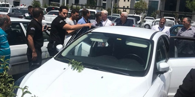 Otomobilde bırakılan engelli çocuğu özel güvenlik kurtardı