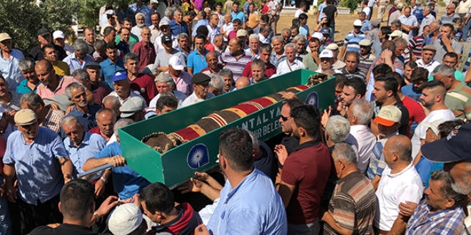 Antalya'da, devrilen araçta ölen 4 kişi defnedildi