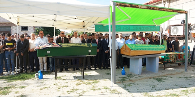 Tren kazasında vefat eden iki komşu toprağa verildi