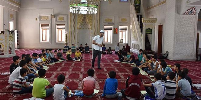 Teröristlerin tahrip ettiği camiler çocuk sesleriyle doldu