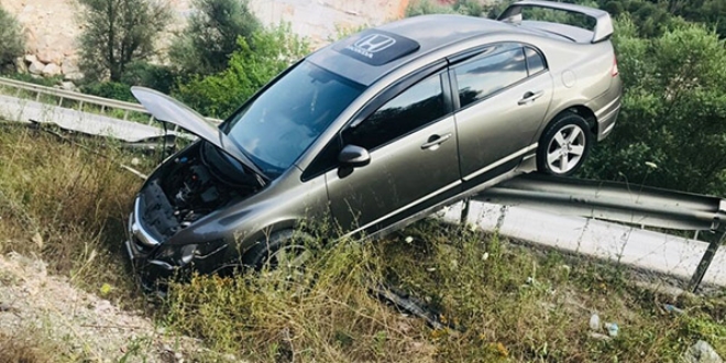 Kontrolden çıkan otomobil bariyerlerin üzerine çıktı