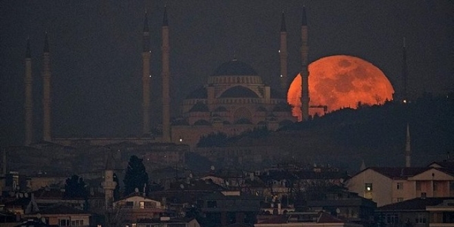 Yüzyılın en uzun kanlı ay tutulması