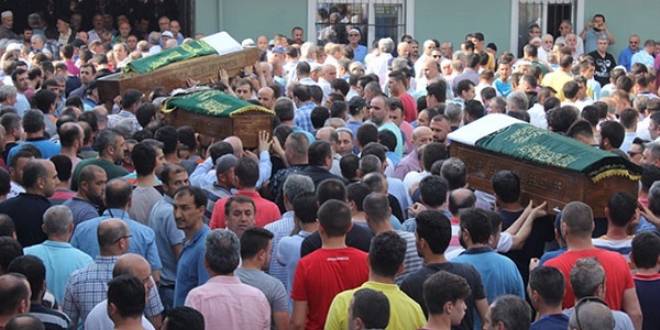 Kocaeli'nde kaza kurban� ayn� aileden 3 ki�i yan yana topra�a verildi