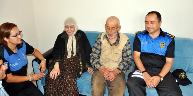 El ele veren polis yaşlı çiftin evini donattı