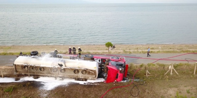 Metanol yüklü tanker devrilip alev aldı, sürücü yaralandı