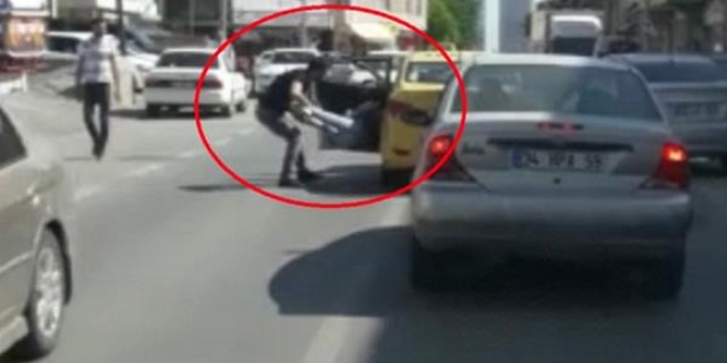 İstanbul'da tartıştığı kadını araçtan atan taksicinin cezası belli oldu