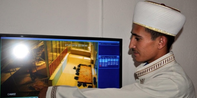 Camiden imamın motosikletini çaldılar