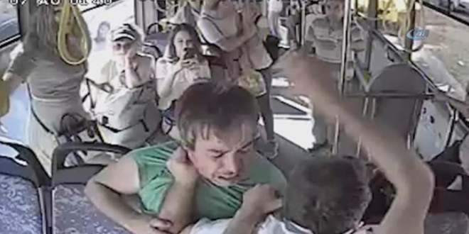 Seyir halindeki otob�ste feci kavga...