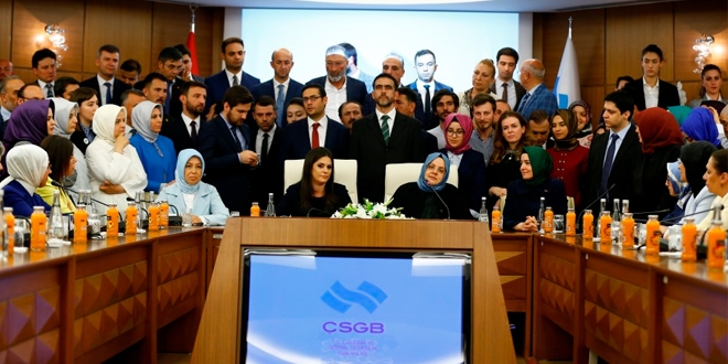 Kadrolu işçi yönetmeliğini çıkarmak yeni Bakana kaldı