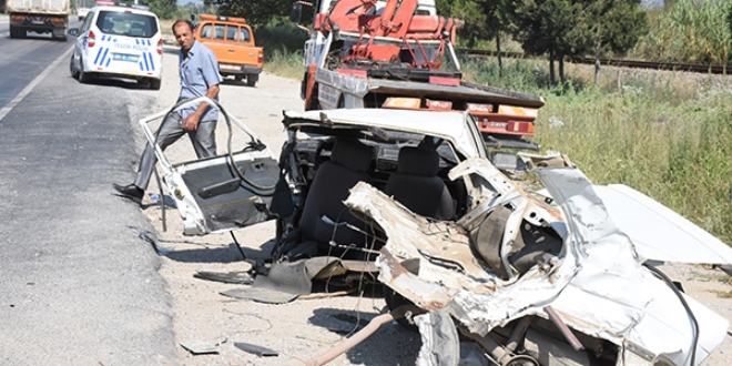 İkiye ayrılan otomobilden sağ çıktılar