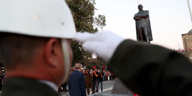 Erdoğan, KKTC'de Atatürk Anıtı'na çelenk bıraktı