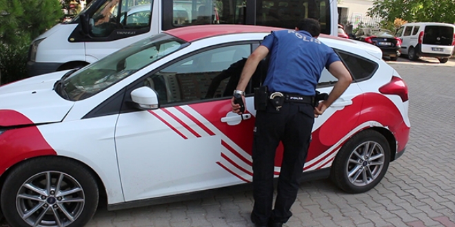 Adana'da otomobilin arpt kadn hayatn kaybetti