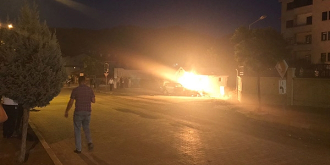 Kaza yapan otomobil alev aldı: 4 yaralı