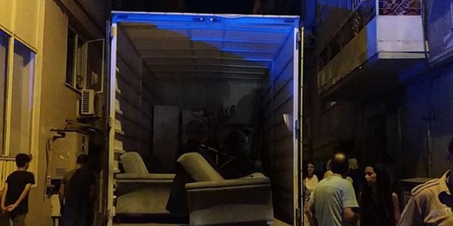 Kamyonet yolu kapatıyor diye 2 kişiyi bıçakladı