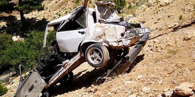 Mersin'de hurdaya dönen otomobilden sağ çıktılar