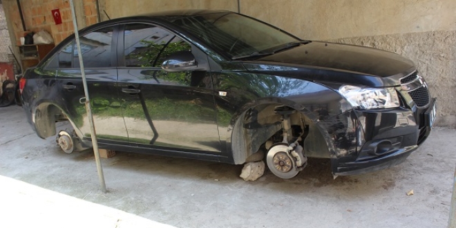 Park halindeki otomobilin lastikleri çalındı