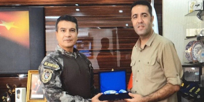 İntihar etmek isteyen genci sırtında taşıyan polise ödül