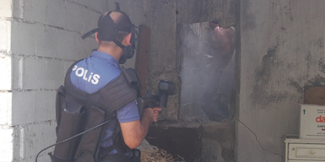 Saklandığı yerin duvarı balyozla kırılarak yakalandı