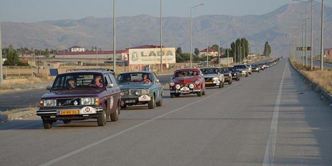 Klasik otomobiller Türkiye'den geçti