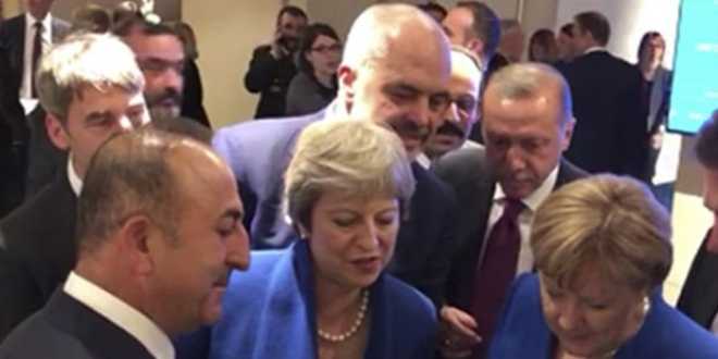 NATO zirvesinde liderler Hırvatistan-İngiltere maçını takip etti