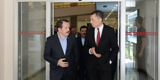 Bakan Ziya Selçuk, Memur Sen heyetiyle görüştü